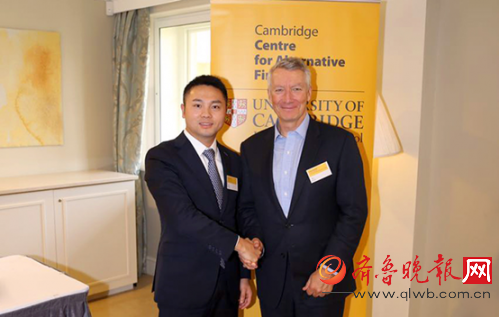 投之家CEO黄诗樵（左）与剑桥大学网络替代金融研究中心执行主任Robert Wardrop（右）现场合影